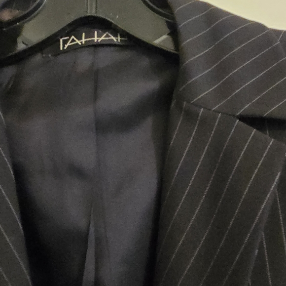 Tahari 3 piece set. - Picture 3 of 6